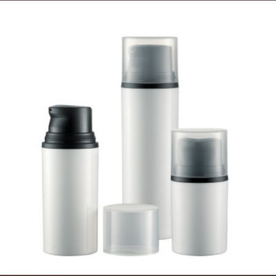 La bouteille noire vide 15ml 30ml 50ml pp de pompe de lotion de soins de la peau se cassent dessus