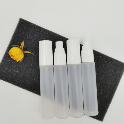 La bouteille cosmétique en plastique givrée a placé 5ml 10ml 15ml 50ml 100ml pour l'emballage de soins de la peau