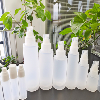 La bouteille cosmétique en plastique givrée a placé 5ml 10ml 15ml 50ml 100ml pour l'emballage de soins de la peau