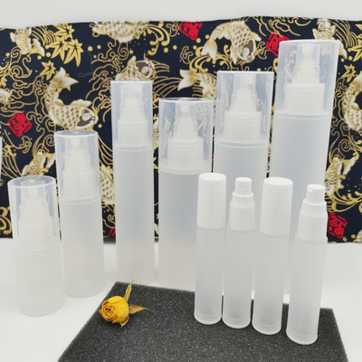 La bouteille cosmétique en plastique givrée a placé 5ml 10ml 15ml 50ml 100ml pour l'emballage de soins de la peau