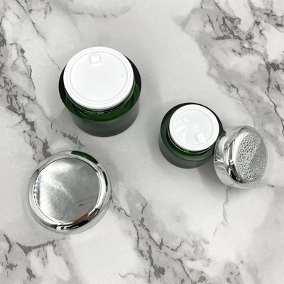 L'emballage cosmétique écologique vert 50g 100g a métallisé des pots pour des produits de soin pour la peau