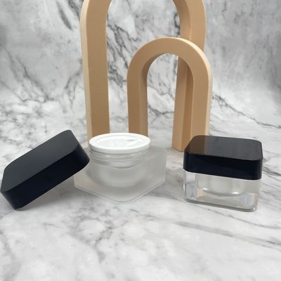 Le cosmétique en plastique de place cogne de petits conteneurs le chapeau que noir 15g 30g a adapté la couleur aux besoins du client