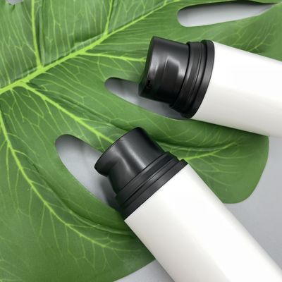 La bouteille noire vide 15ml 30ml 50ml pp de pompe de lotion de soins de la peau se cassent dessus
