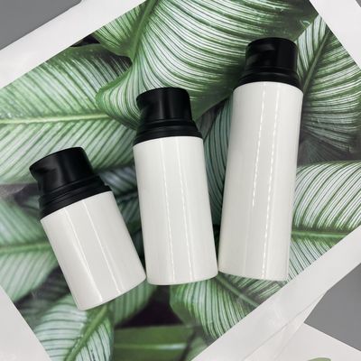 La bouteille noire vide 15ml 30ml 50ml pp de pompe de lotion de soins de la peau se cassent dessus