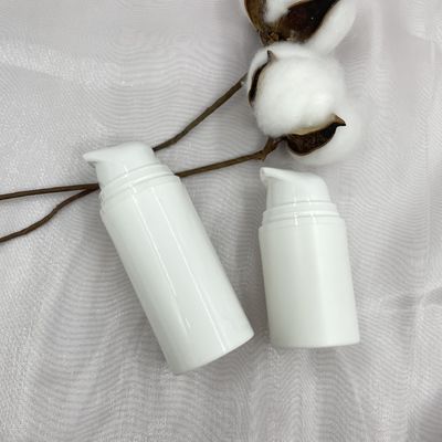 La rupture sur la pompe privée d'air empaquetant des soins de la peau de 15ml pp mettent favorable à l'environnement en bouteille
