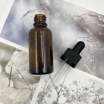 Le cosmétique 30ml en verre ambre met l'huile en bouteille essentielle avec le compte-gouttes de fermeture de rochet