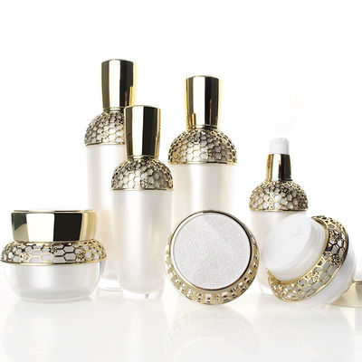 Le criblage 100ml en soie acrylique de bouteille cosmétique ovale de pompe a adapté aux besoins du client